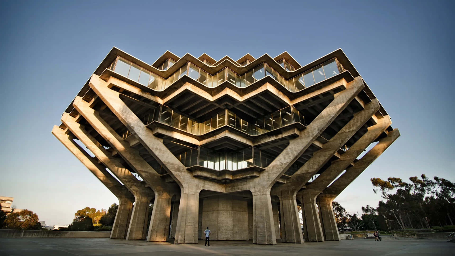 一座巨大的混凝土建築，在暮色天空下帶有玻璃陽台。