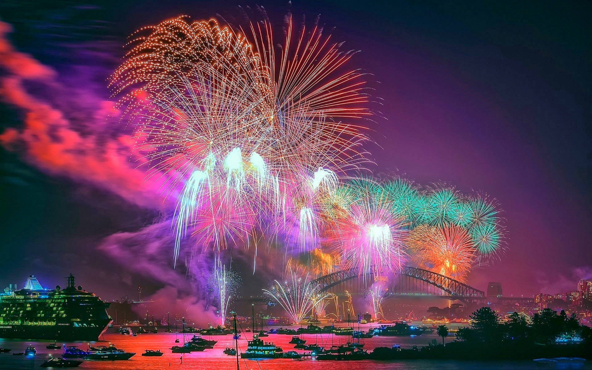 煙花在悉尼港上空綻放，下方有橋樑和船隻。 — 新年動畫 壁紙