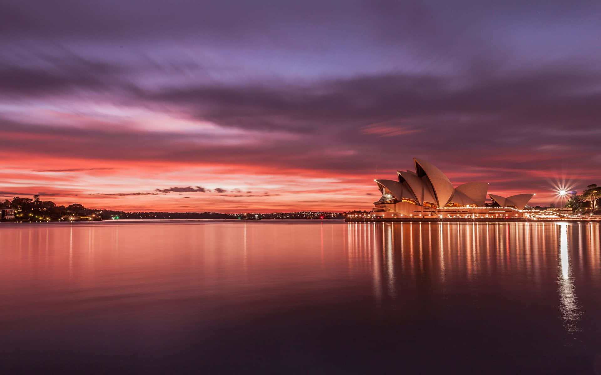 Australia 桌布 壁紙 — 悉尼歌劇院在平靜水面上倒映出充滿活力的暮色天空，溫暖地發光。