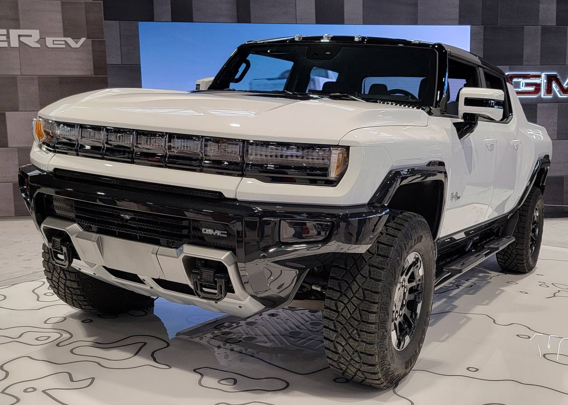 白色GMC Hummer EV電動皮卡車在車展上展出。