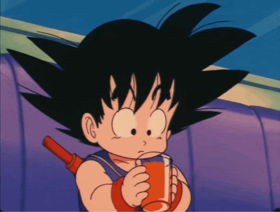 年輕的悟空坐在紫色梳化上，用紅色杯子喝水。