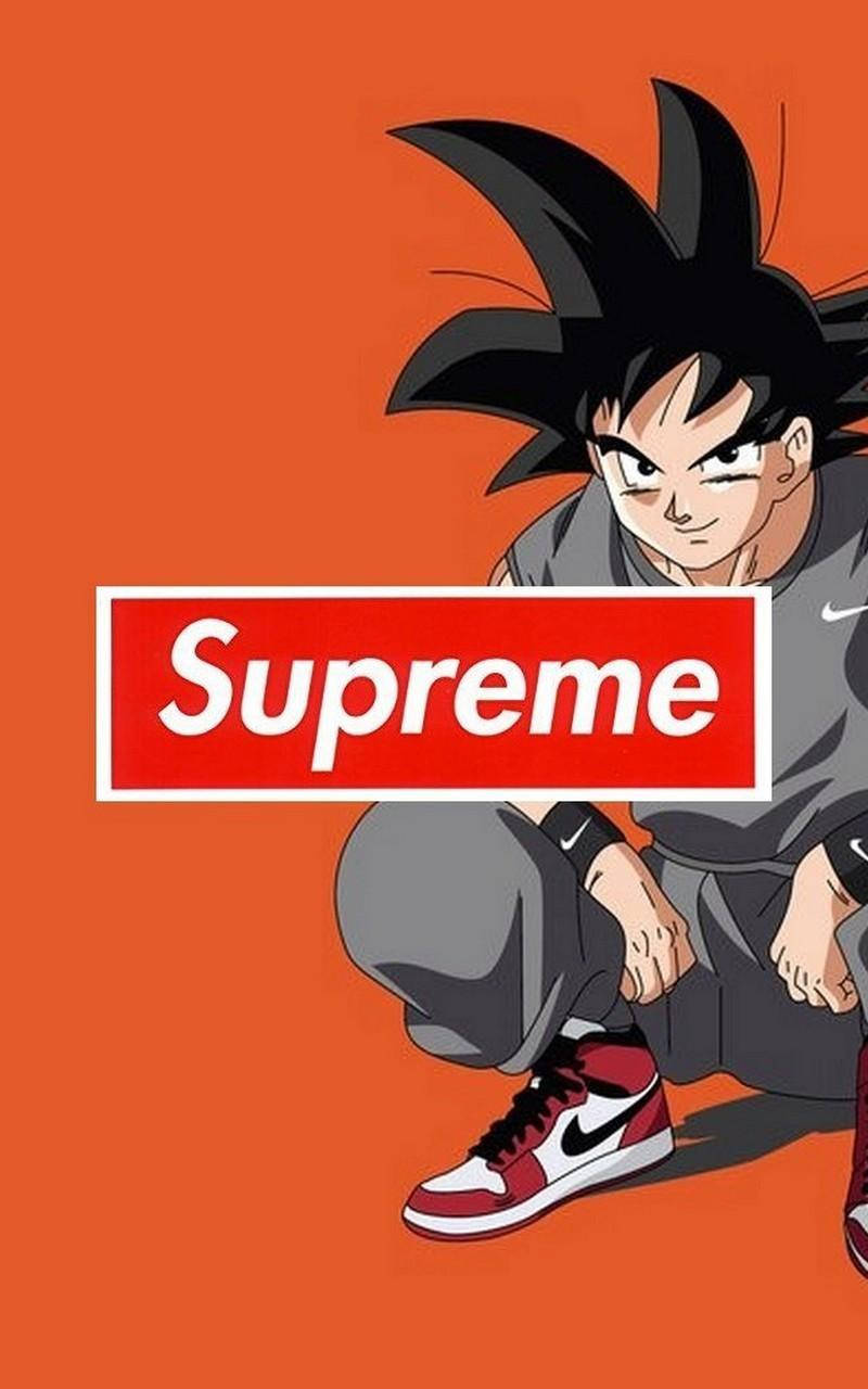 悟空與橙色 Supreme 壁紙 — 動漫角色悟空在橙色背景前蹲下，帶有Supreme標誌和Nike運動鞋。