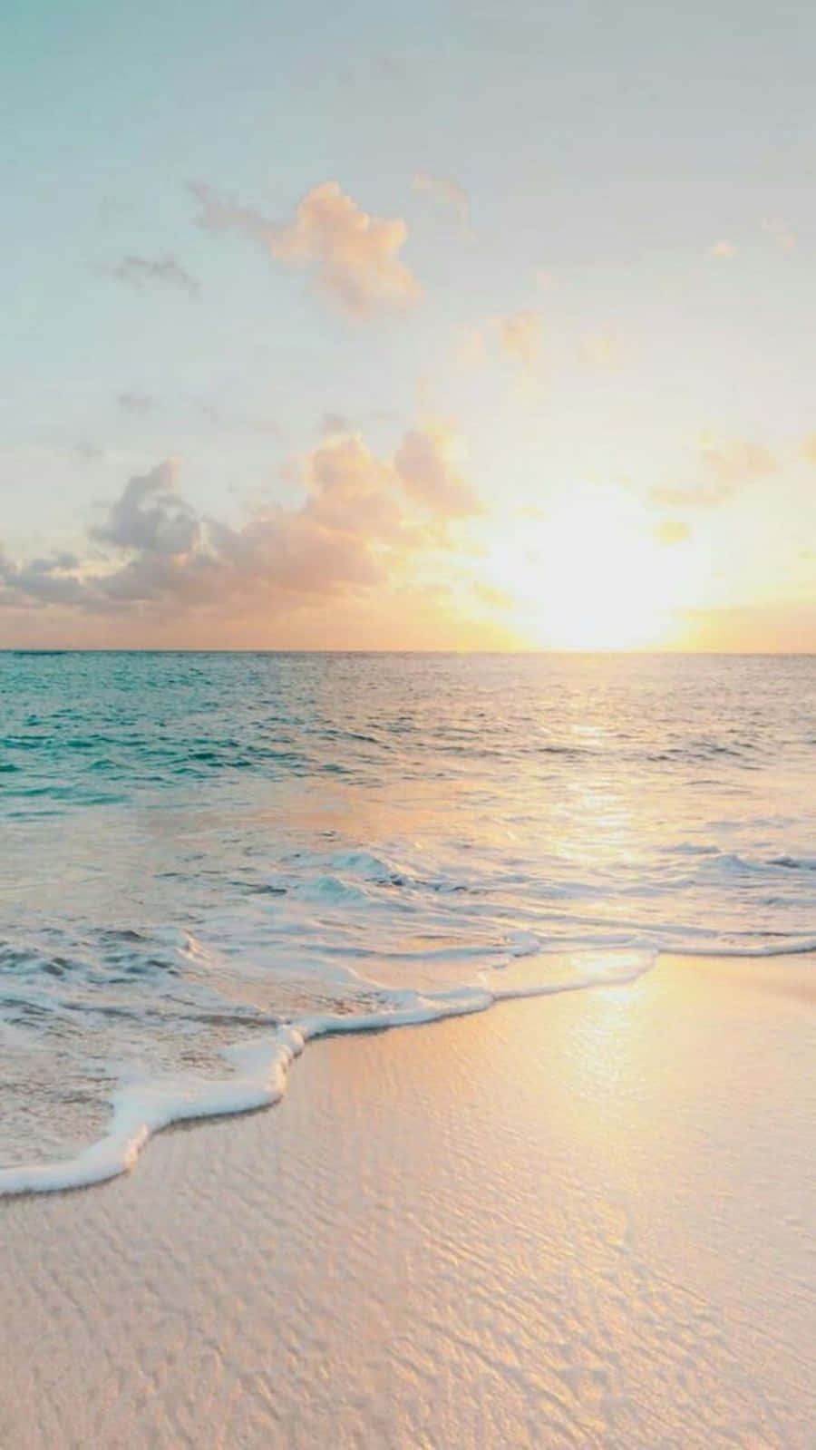 夕陽下的海洋，沙灘上有溫柔的海浪