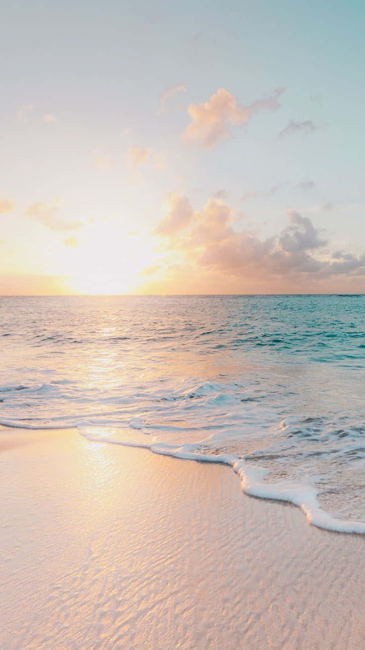 夕陽下的海洋，溫柔的海浪拍打沙灘