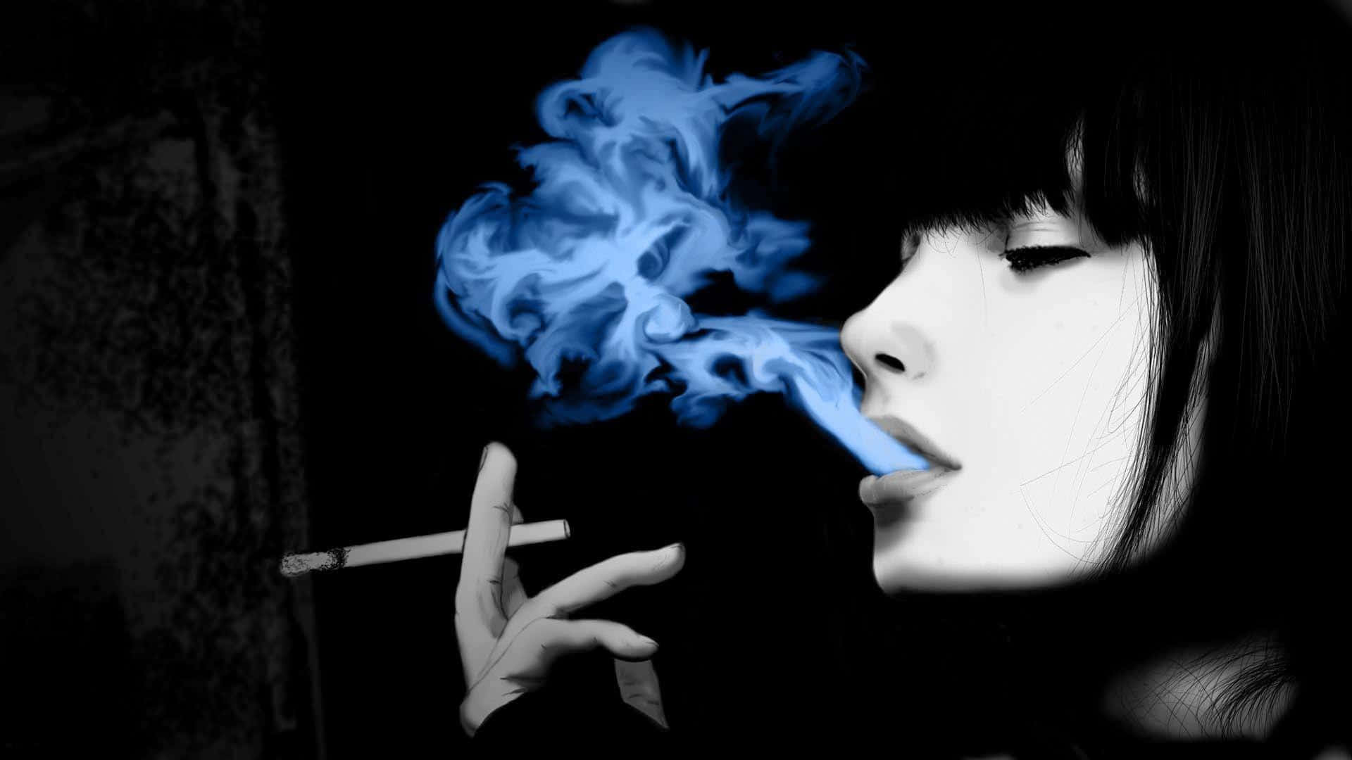 悠閒抽煙 壁紙 — 一位黑白照片中的女性正在吸煙，鮮豔的藍色煙霧在黑暗背景中戲劇性地旋轉。