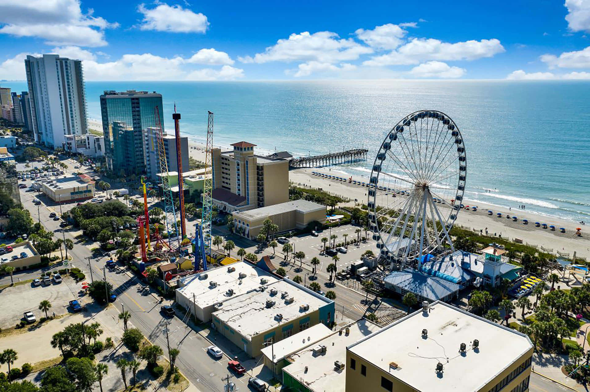 藍天下，海濱長廊上有摩天輪和海景酒店。