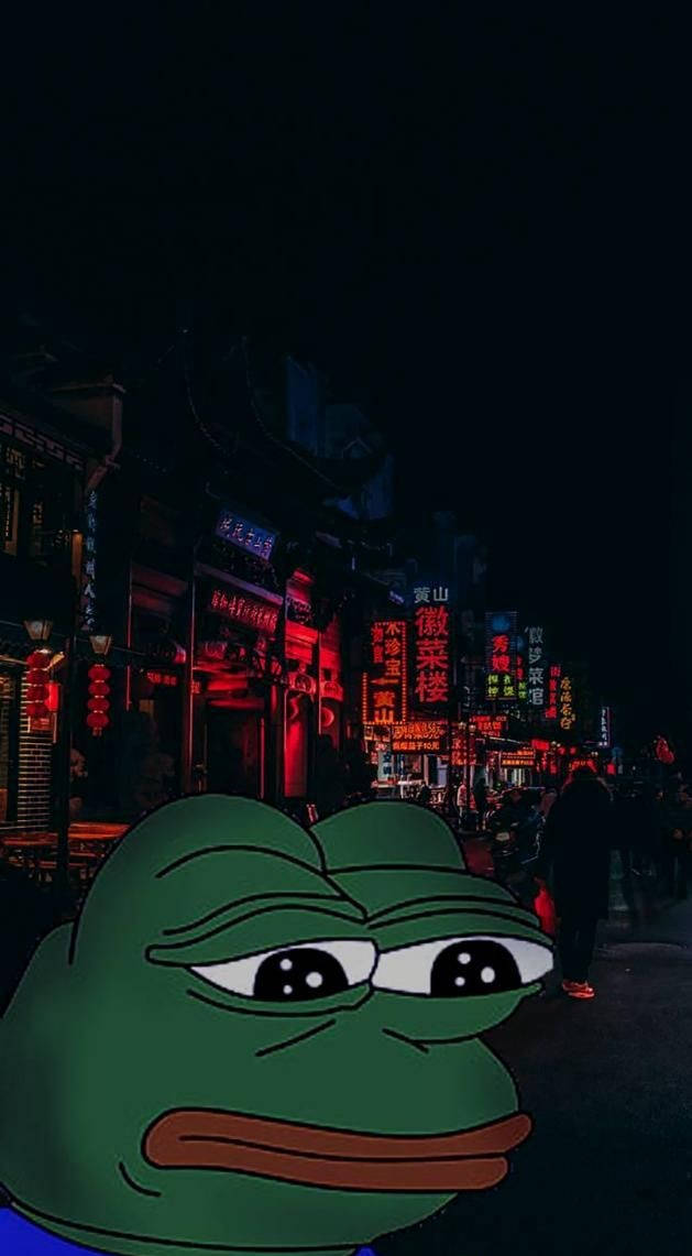 悲傷的綠色青蛙迷因在夜晚霓虹燈照亮的亞洲街道上，有發光的招牌。