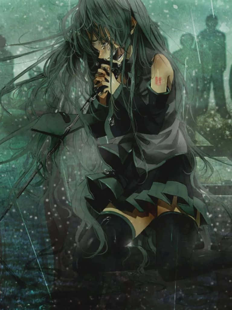 悲傷壓抑的動漫女孩雨中哭泣悼念逝者 壁紙 — 一個憂鬱的動漫女孩，長長的黑髮，蜷縮在雨中，緊握著手機，模糊的身影在她身後隱現，籠罩在陰暗的綠色世界中。