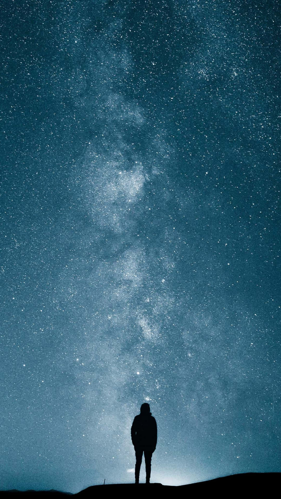 人在山丘上，星空下，銀河可見