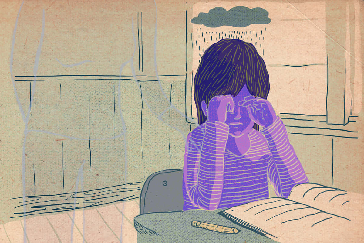 悲痛之情可能令人難以承受。 壁紙 — 在帶有紋理的插圖中，一個人坐在辦公桌前，雙手遮臉，窗外正下著雨。