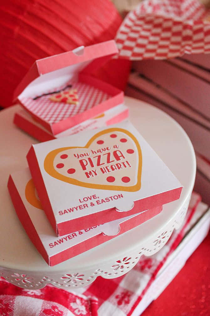 情人節用的心形薄餅盒，上面有「you have a pizza my heart」訊息。