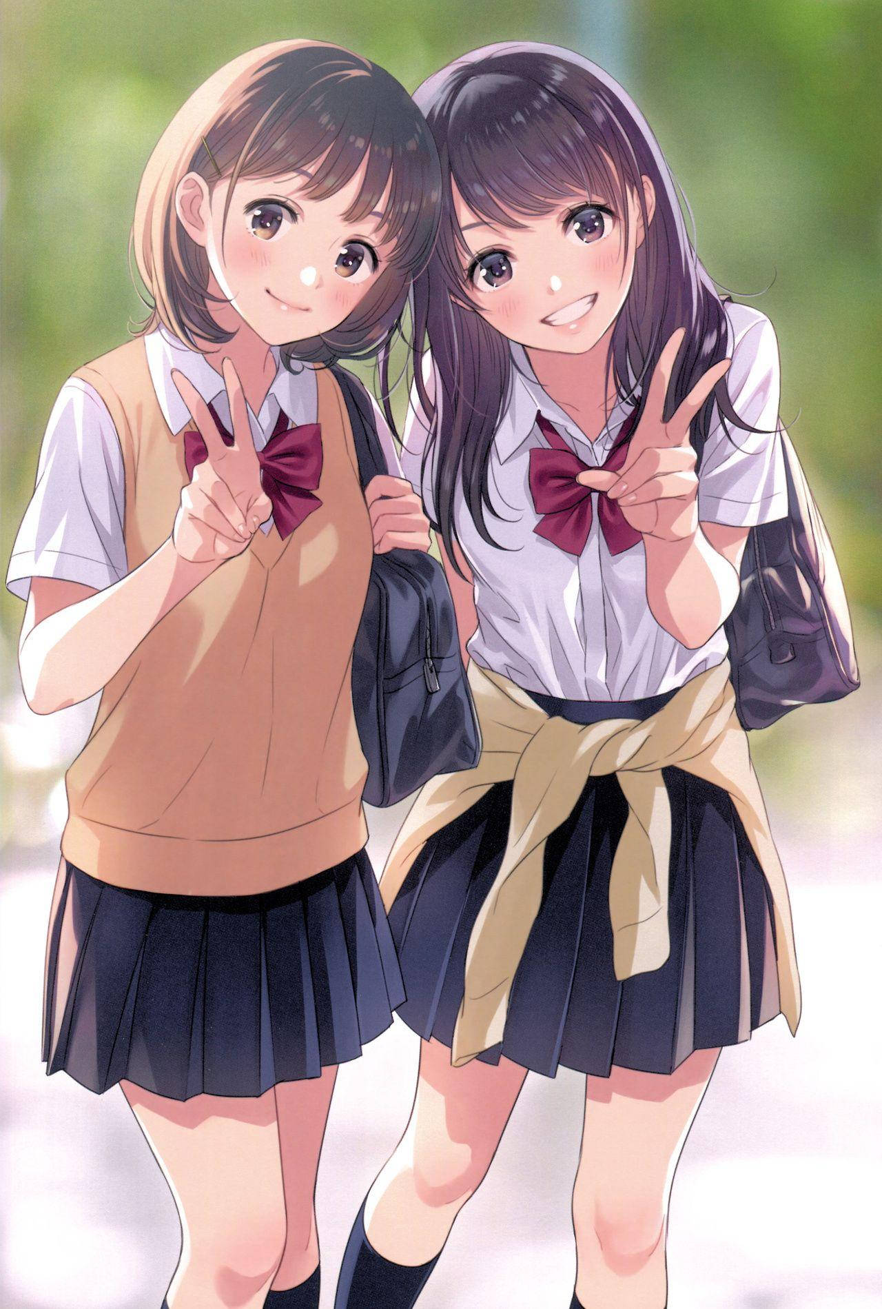 情同手足的動漫學生 壁紙 — 兩個穿著校服、開心的動畫女孩在柔和的綠色背景前擺出和平手勢。