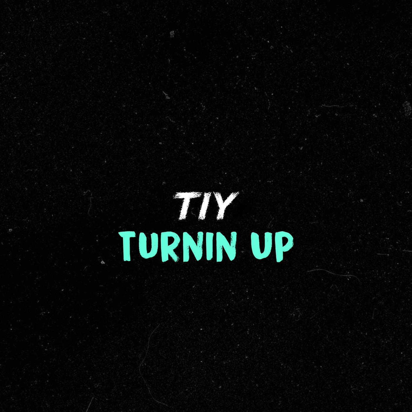 情感麻木 壁紙 — 粗黑嘅白色同青綠色文字寫住 TIY TURNIN UP，背景係粗糙嘅黑色紋理。