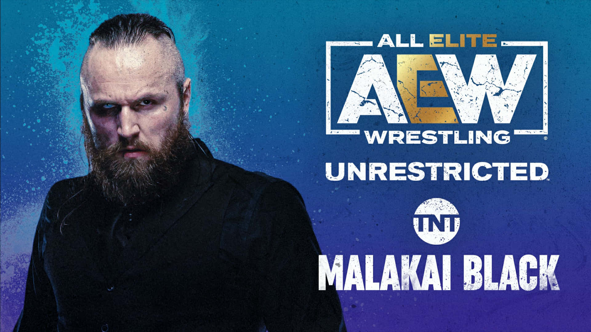 惡意凝視的馬拉基·布萊克 AEW無限制 壁紙 — 摔角手 Malakai Black 在帶有 AEW 品牌標誌的紋理藍色背景前凝視。