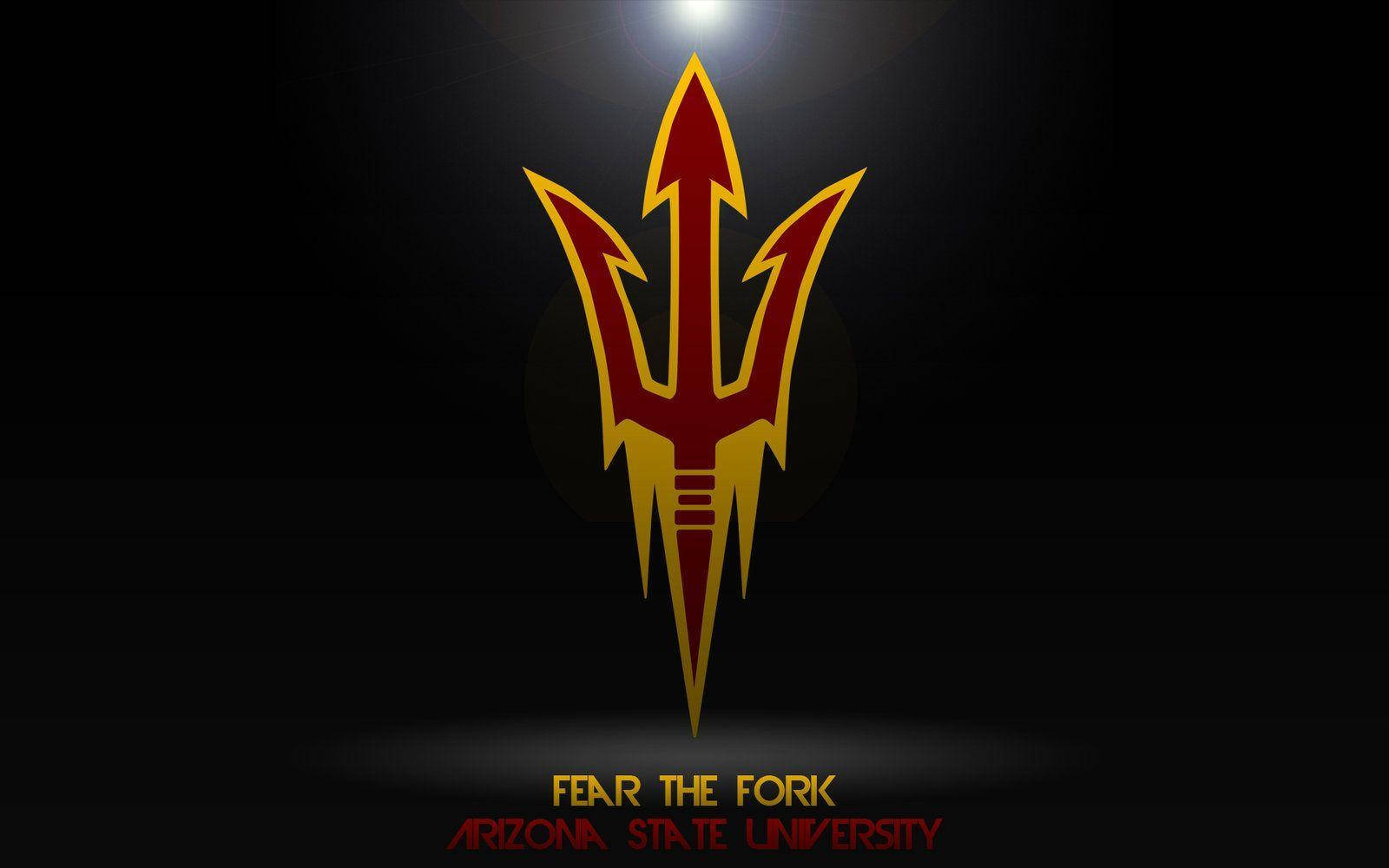 亞利桑那州立大學標誌，聚光燈下帶有「Fear the Fork」文字。