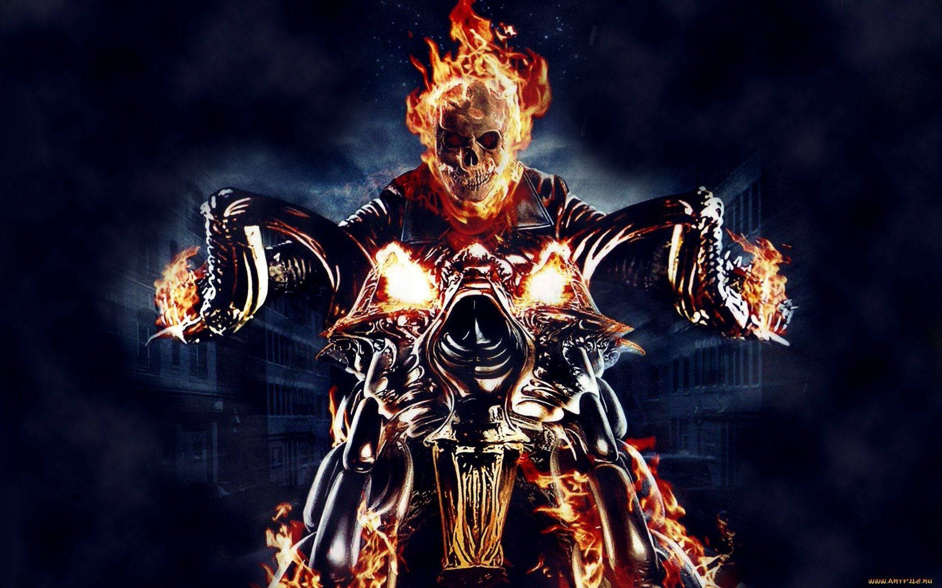 Ghost Rider 在夜晚黑暗的城市中騎著火焰摩托車