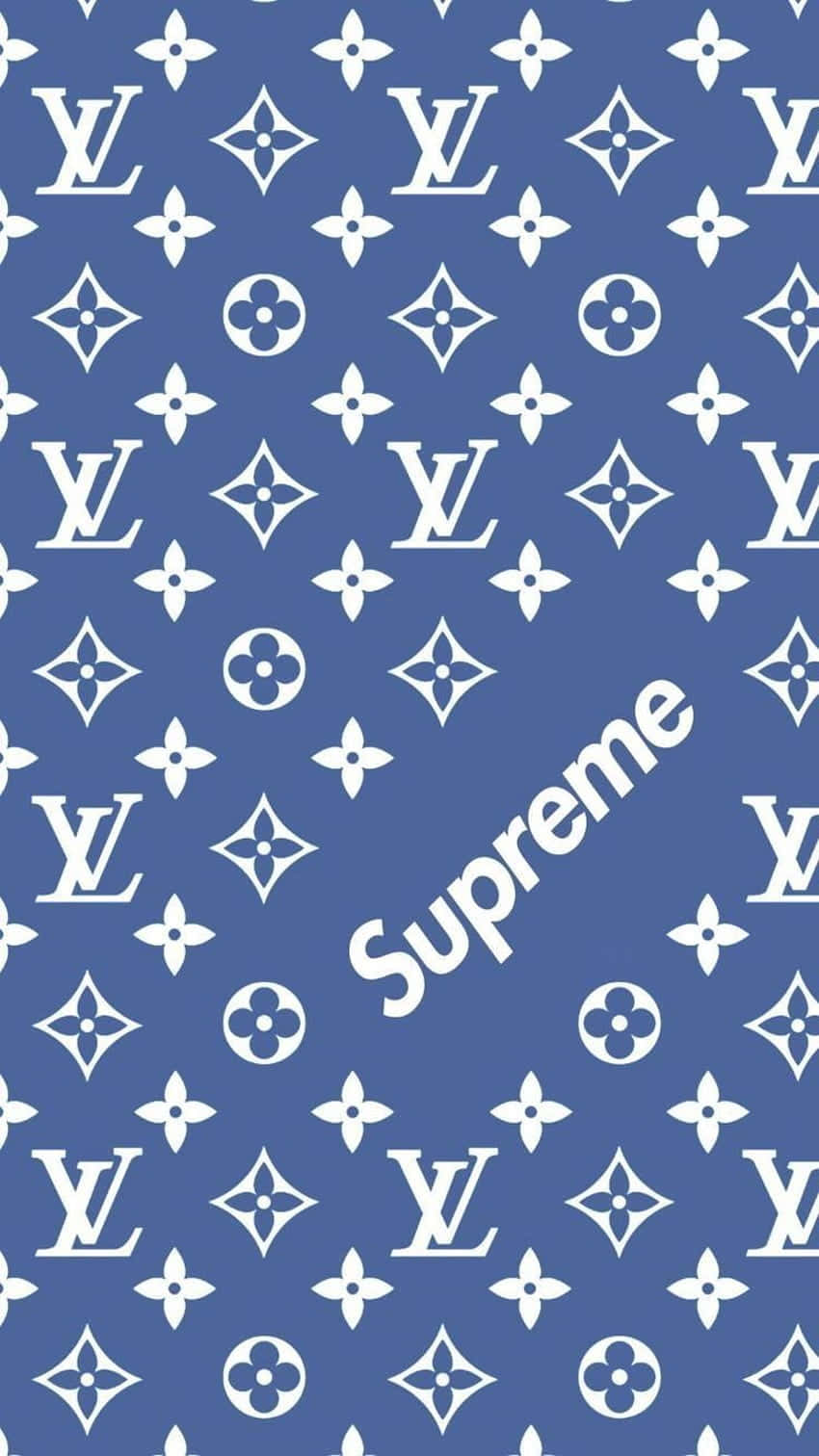藍色背景，帶有白色 Louis Vuitton 字母組合和對角 Supreme 標誌。