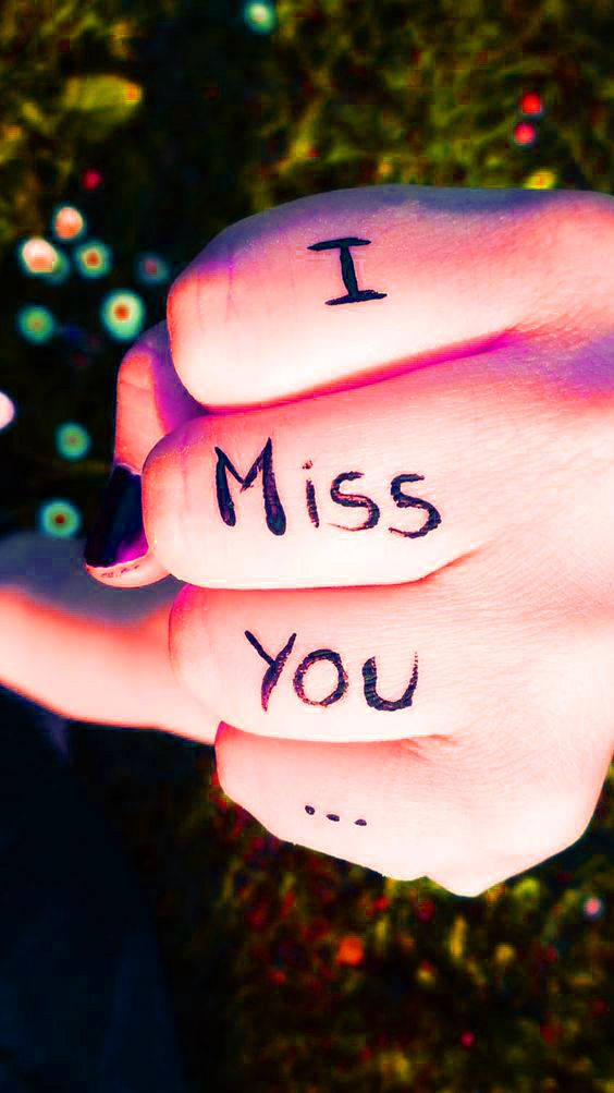 想念你 手指關節字跡 壁紙 — 一隻手的特寫，手指關節上寫著「I Miss You...」，背景是模糊多彩的散景。