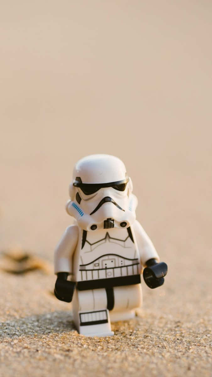 LEGO風暴兵人偶在黃金時刻站在沙漠沙地上。