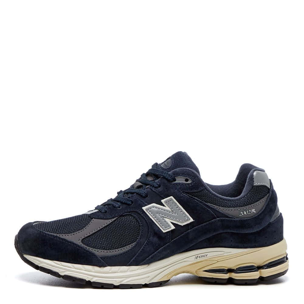 海軍藍色 New Balance 2002R 運動鞋，米色鞋底和銀色標誌。