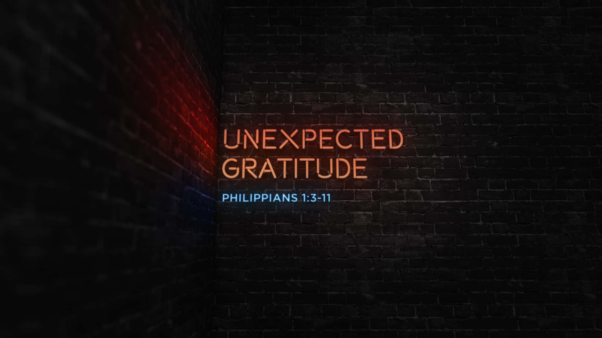 霓虹燈招牌在黑暗的磚牆上顯示 Unexpected Gratitude 和 Philippians 1:3-11。