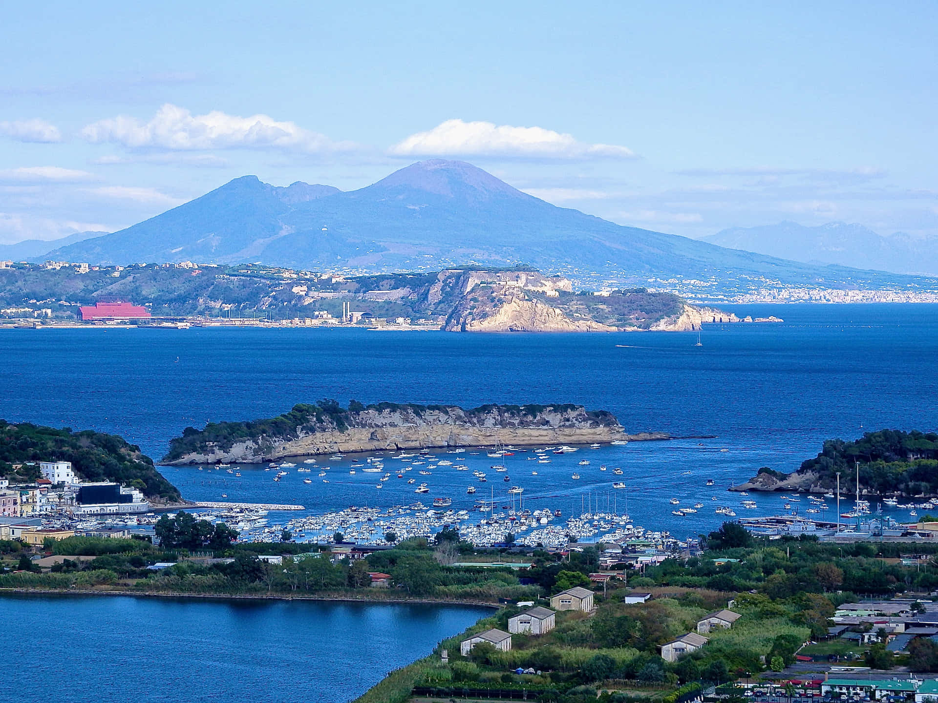 沿海城鎮，碼頭和維蘇威火山在背景中