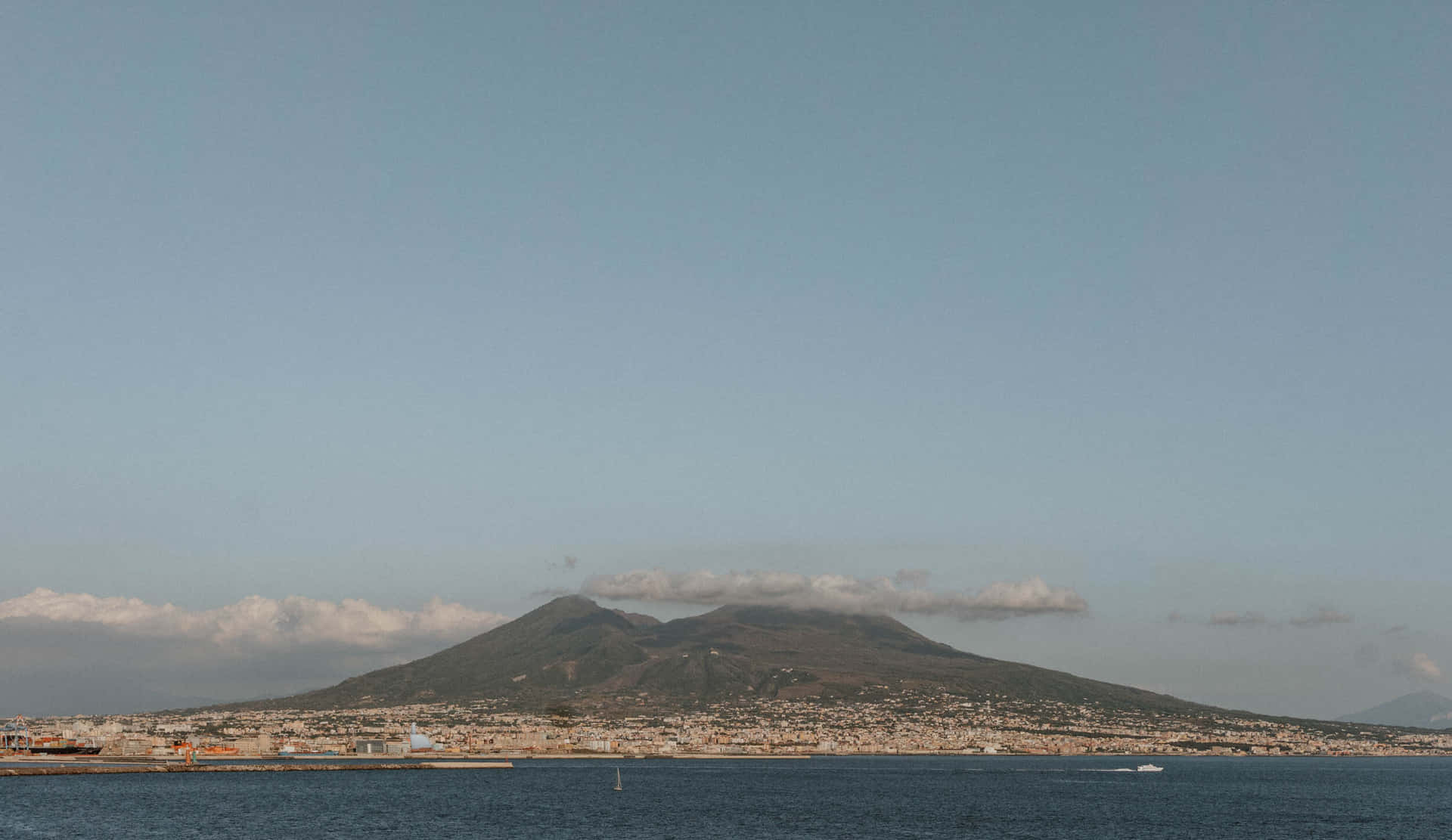 黃昏時俯瞰海岸城市的火山。