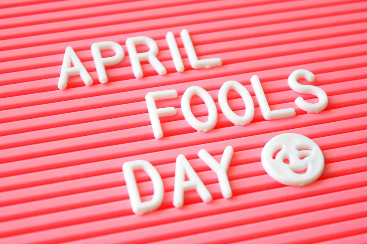 粉紅色瓦通板上帶有笑臉的 April Fools Day 文字。