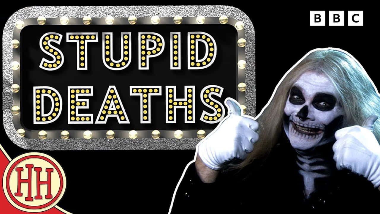 化骷髏妝嘅人喺「Stupid Deaths」招牌旁邊豎起拇指。