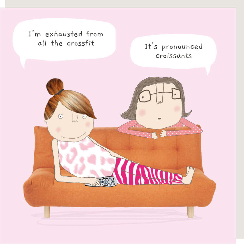 兩位女性在沙發上透過對話框聊天，談論CrossFit和牛角包。