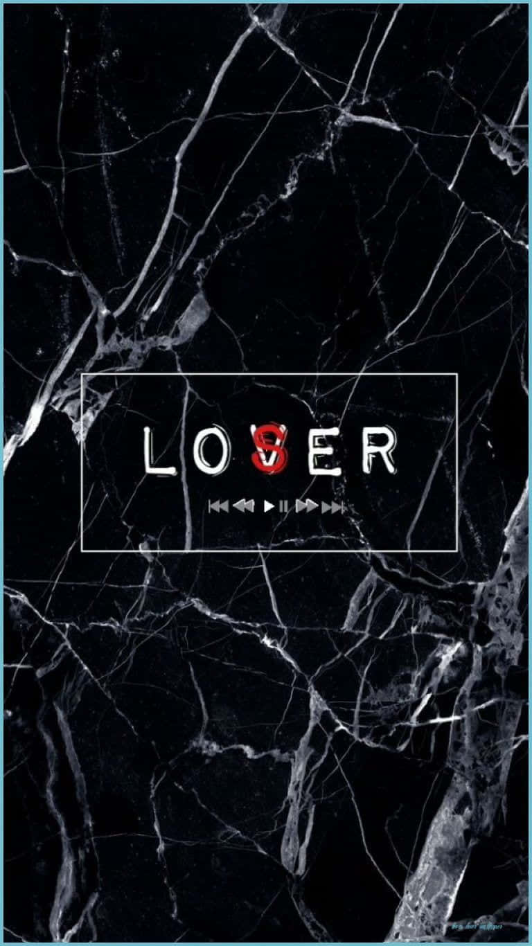 黑色大理石背景，白色文字 LOSER 和紅色心形取代 O。