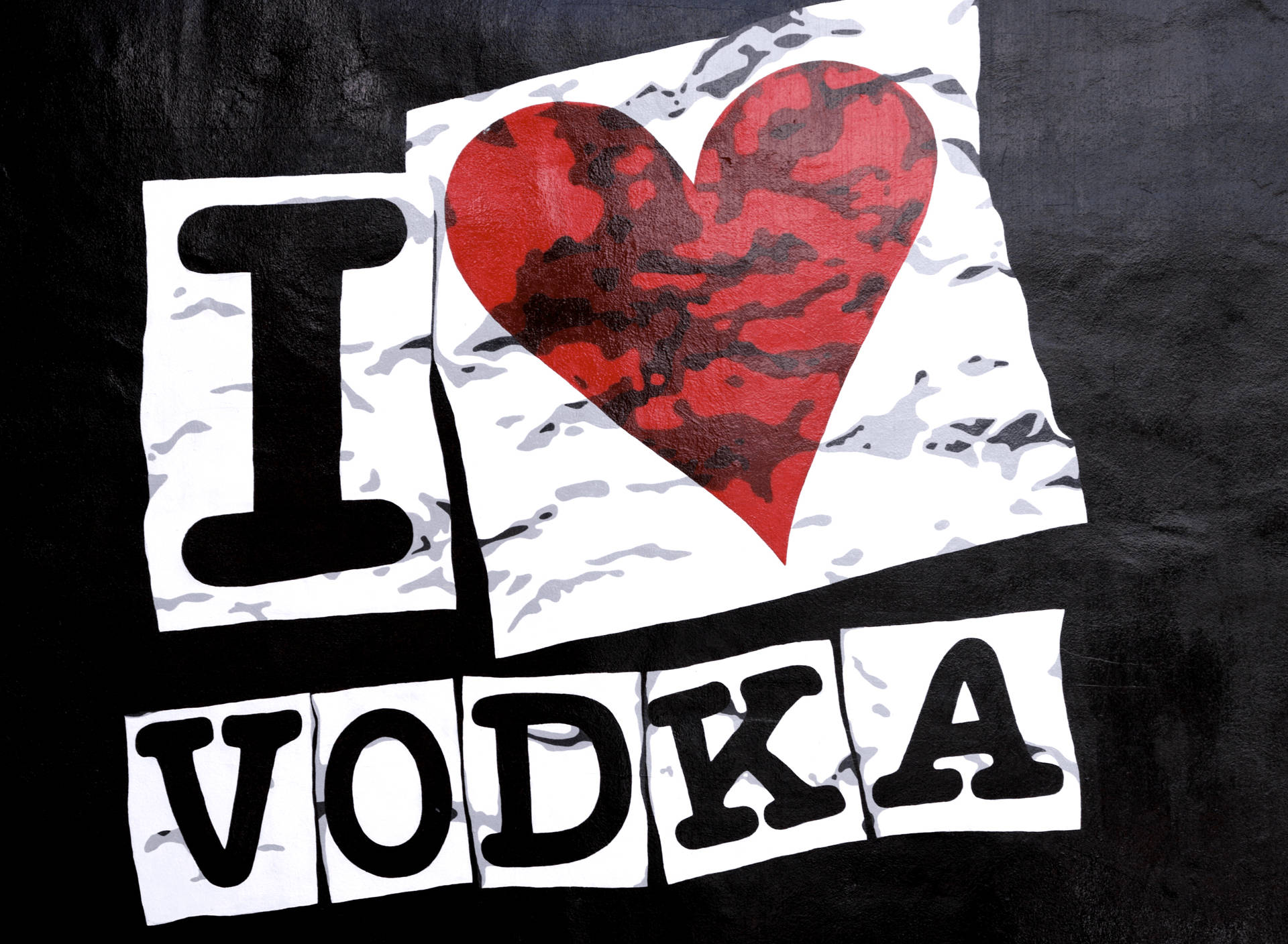 黑色背景上撕紙帶有紅色迷彩心形的I heart vodka標誌