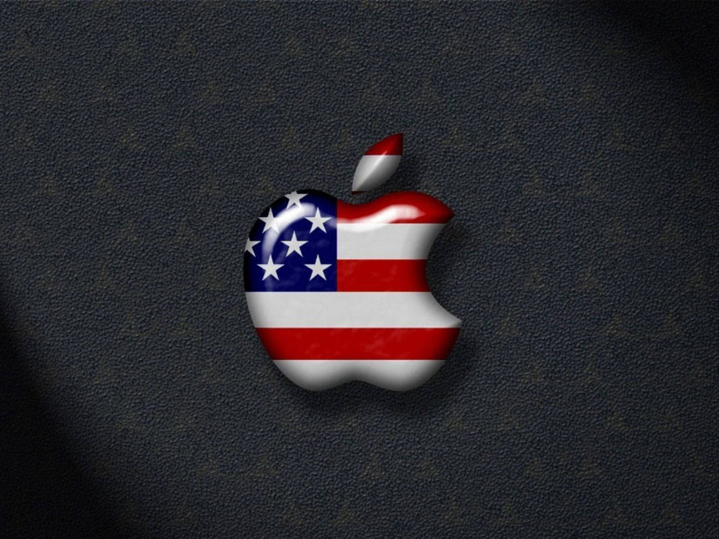 愛國蘋果標誌 壁紙 — 一個帶有美國國旗圖案的光澤Apple標誌，位於深色紋理表面中央。