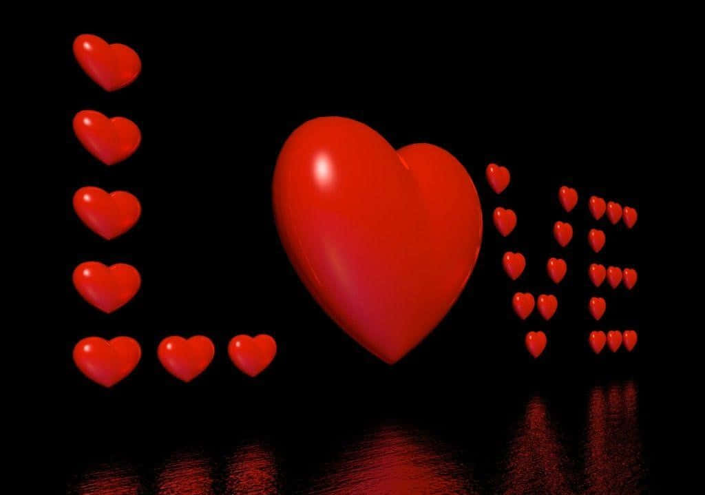 紅色心形在反光黑色表面上拼出 love。