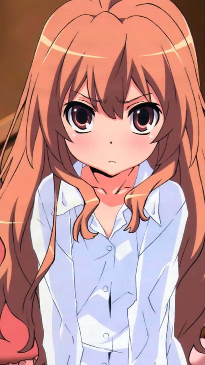 橙色頭髮和藍色襯衫的動漫女孩微微臉紅