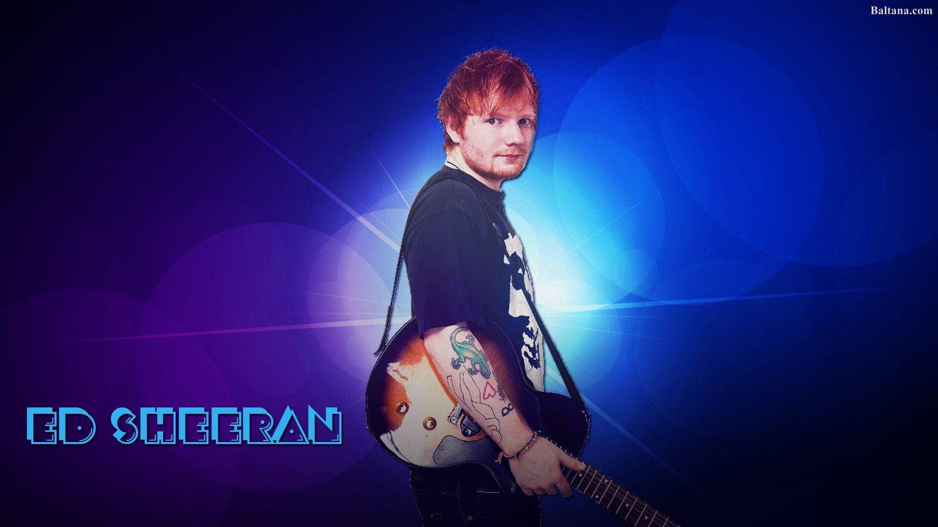 Ed Sheeran 手持結他，身後有發光的藍色和紫色舞台燈光。