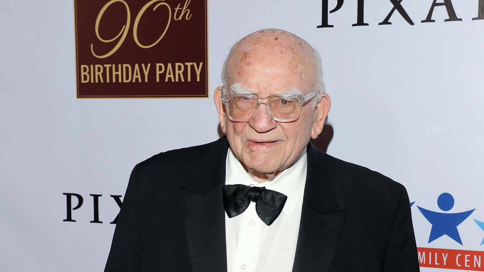長者身穿燕尾服出席Pixar 90歲生日派對。
