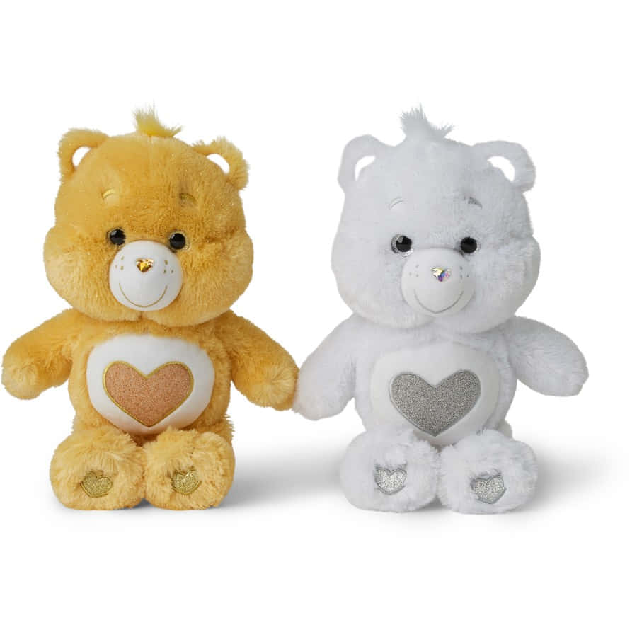 兩隻毛絨 Care Bears 手握爪子，胸前有閃亮的心形圖案。