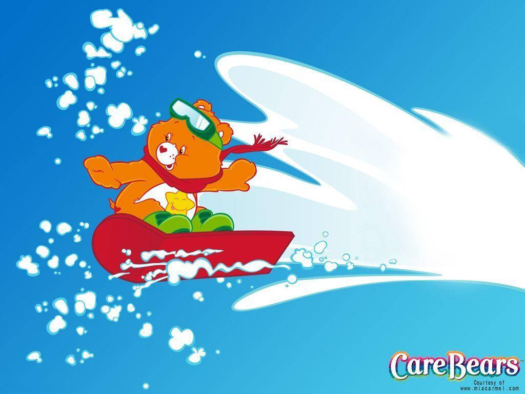橙色Care Bear喺紅色滑雪板上戴住綠色護目鏡同紅色頸巾滑雪。