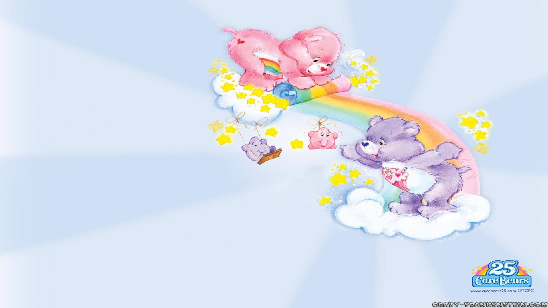兩隻Care Bears騎著彩虹穿過星空，在蓬鬆的雲朵上。