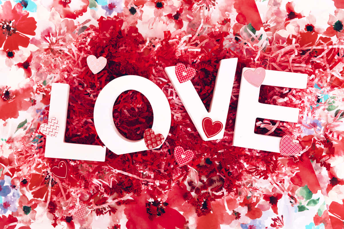白色 LOVE 字母被紅色五彩紙屑和花卉圖案包圍。