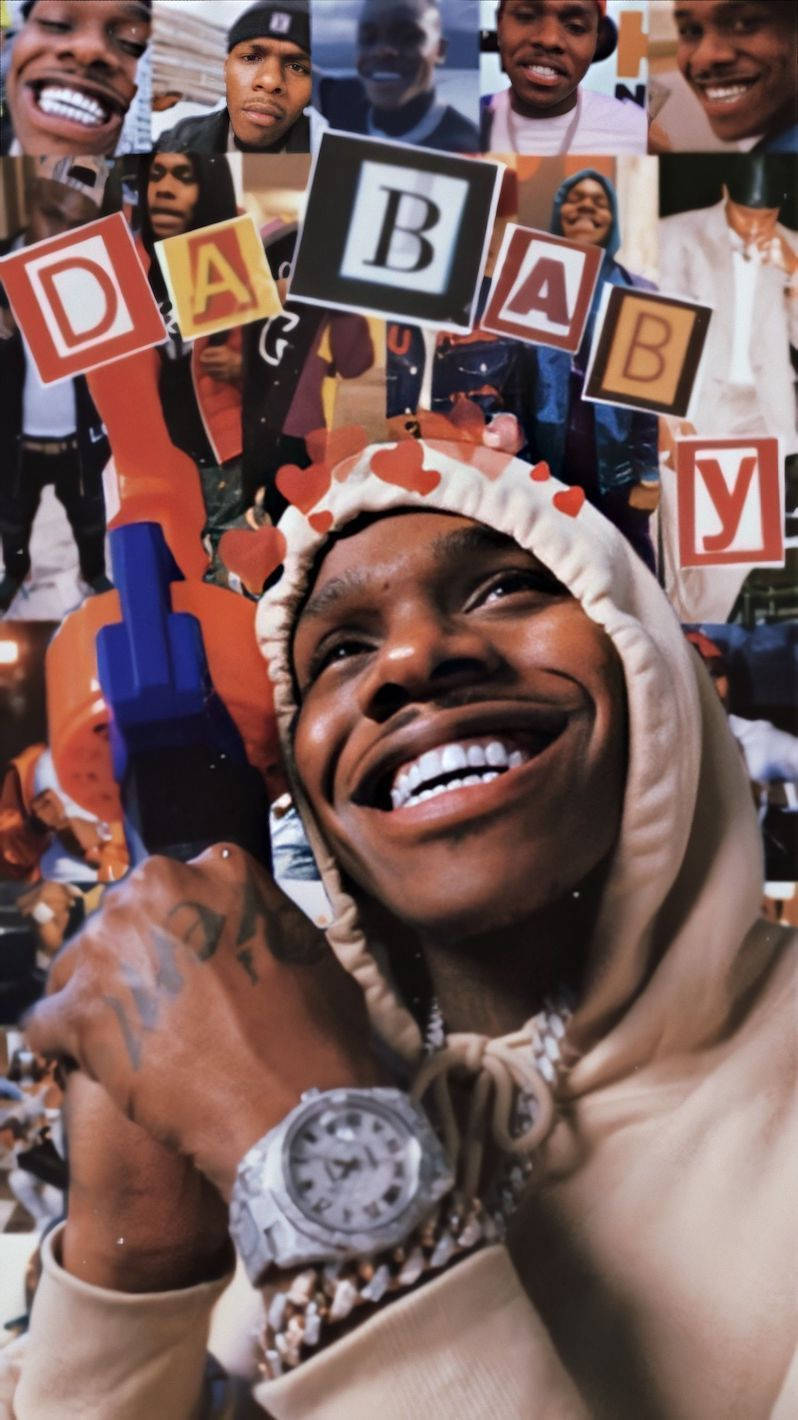 愛心環繞的 DaBaby 手機 壁紙 — 一個充滿活力的拼貼畫，展示一個微笑的男子穿著連帽衫，手持玩具槍，'DABABY'字母漂浮在他周圍。