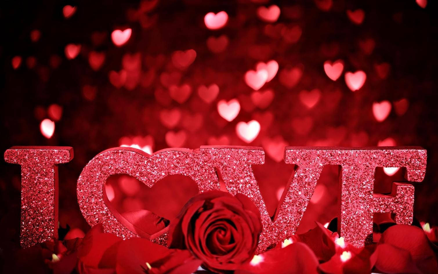 愛心藝術 壁紙 — 閃亮的紅色 'LOVE' 字母和一朵玫瑰，周圍環繞著玫瑰花瓣，背景是心形散景。