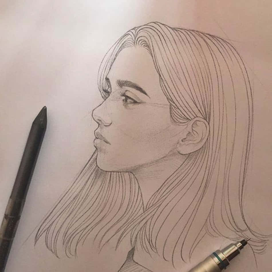 一幅鉛筆素描，描繪一位女性的側面，附近有繪畫工具。