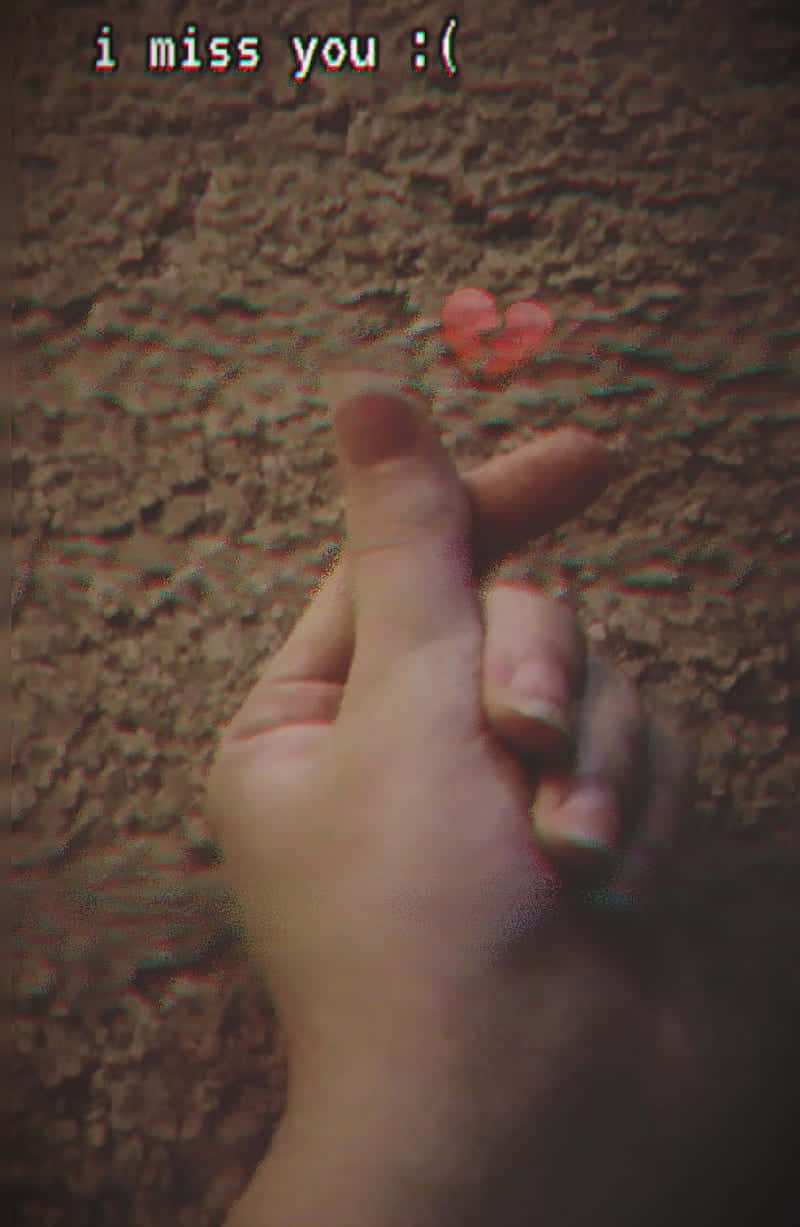 手做出心形手勢，帶有文字 i miss you :(