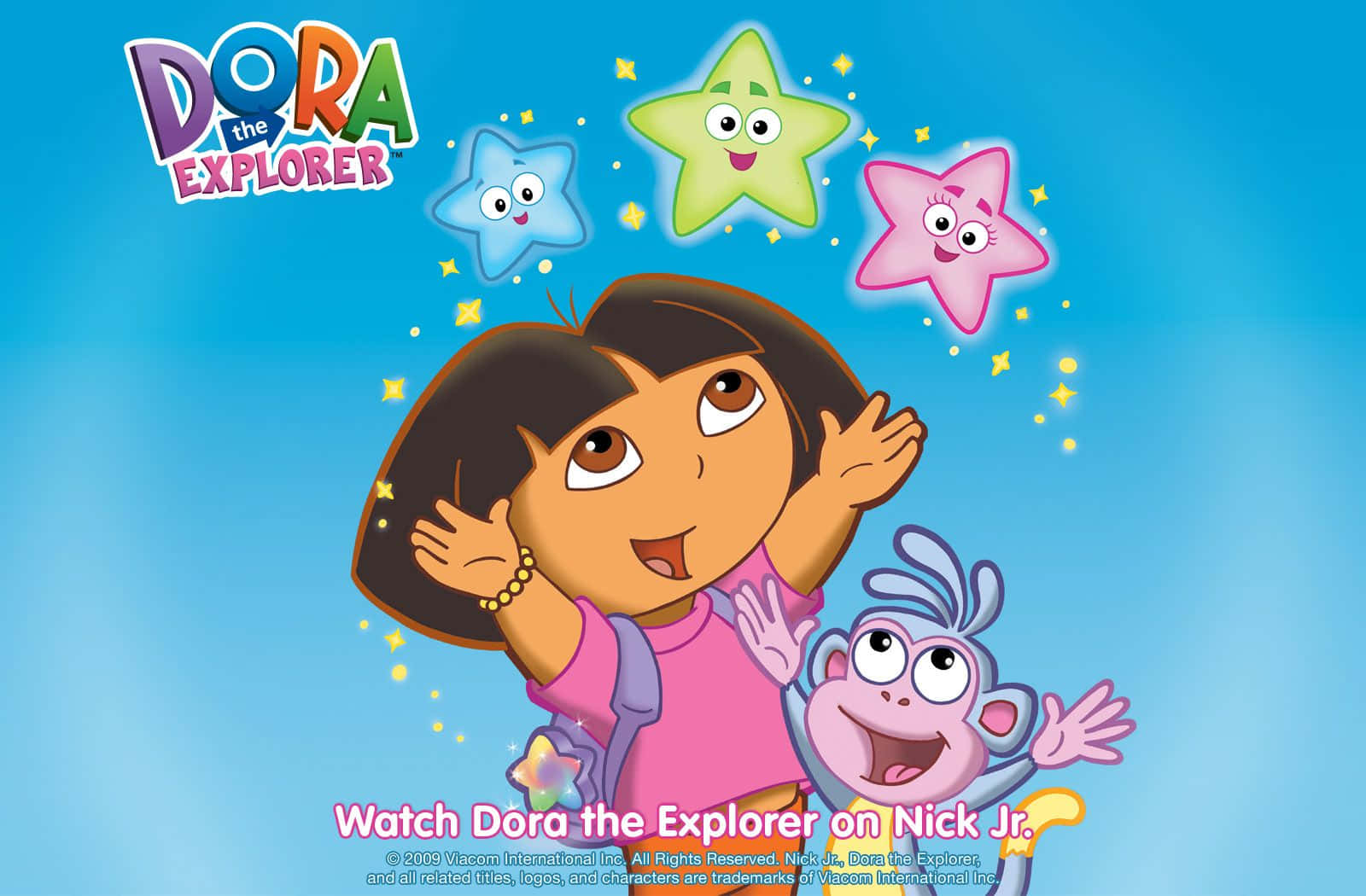 Dora 桌布 壁紙 — 愛探險的Dora和她的猴子朋友在明亮的藍天下愉快地揮手，周圍漂浮著微笑的卡通星星。