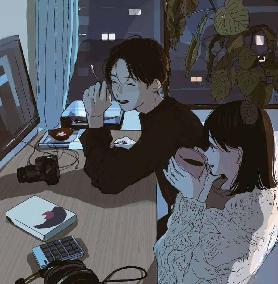 愛是唯一能超越時間與空間的情感 壁紙 — 兩位動漫風格的戀人在舒適的房間裡享受寧靜的夜晚，邊喝飲料邊微笑對望。