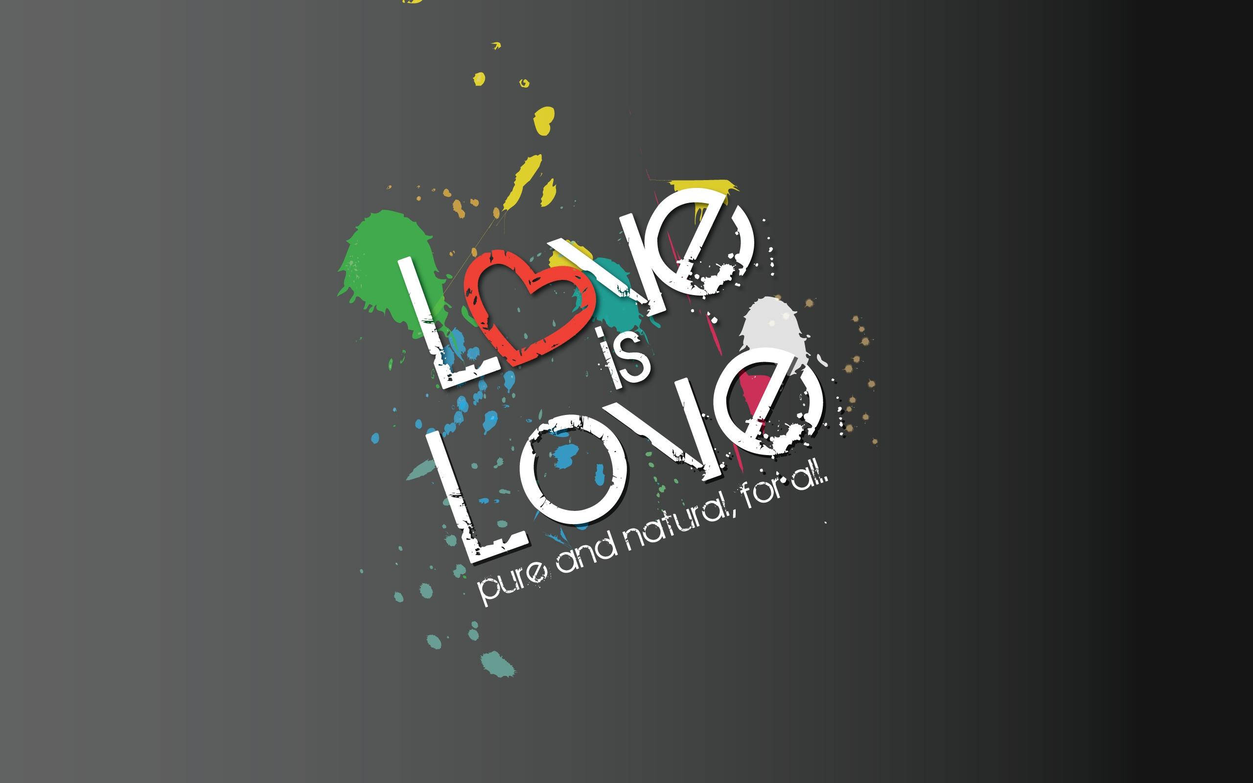 愛是愛，藝術引言 壁紙 — 粗體文字「Love is Love」在深色漸變背景上濺滿鮮豔的顏料。