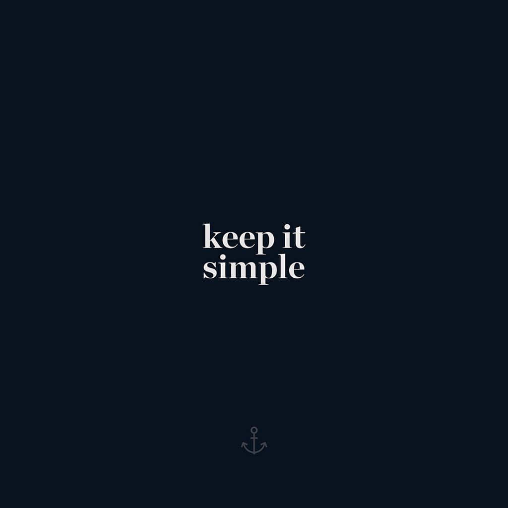 深色背景上帶有錨圖示的 keep it simple 文字引用