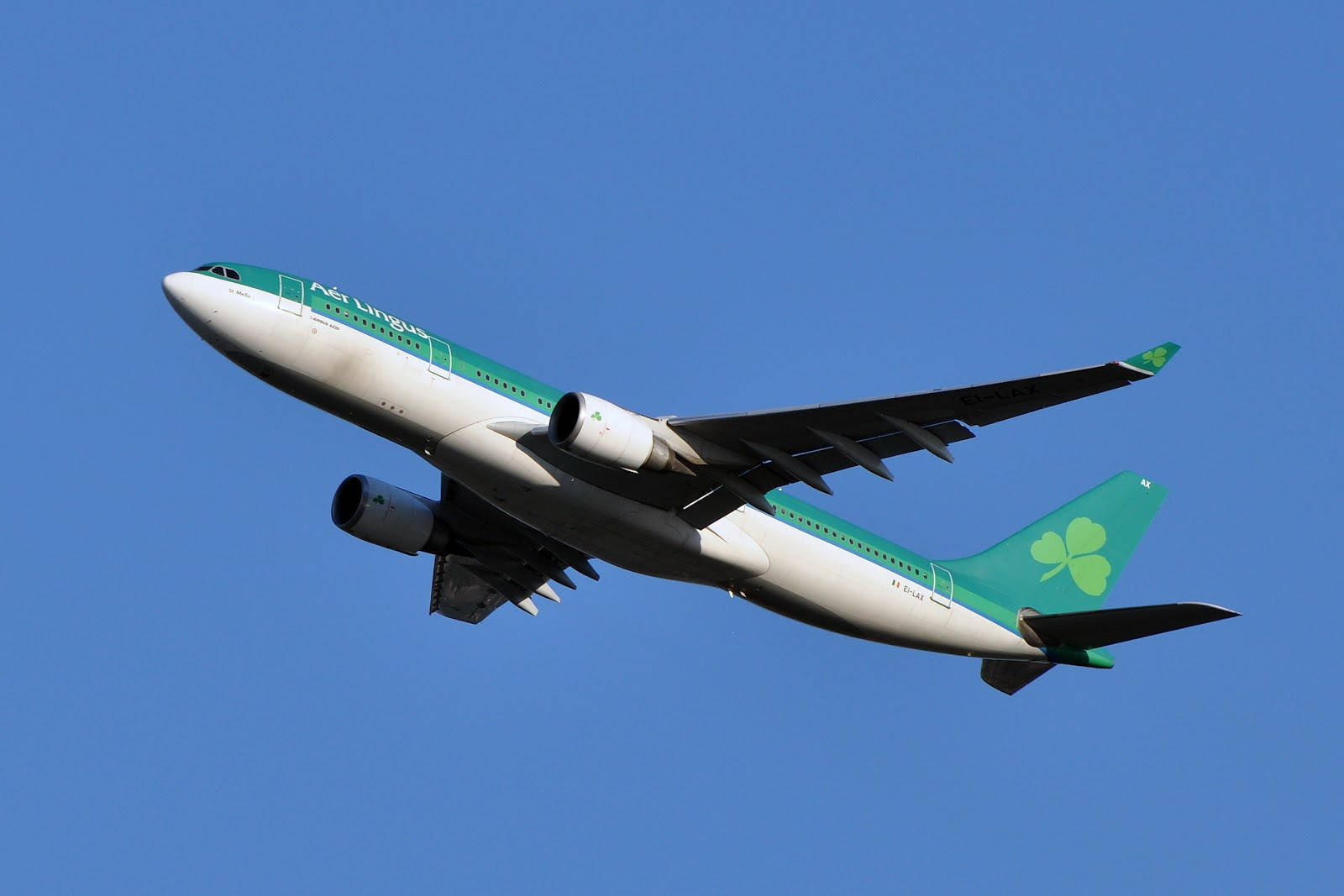愛爾蘭航空飛機在清澈的藍天中飛行。